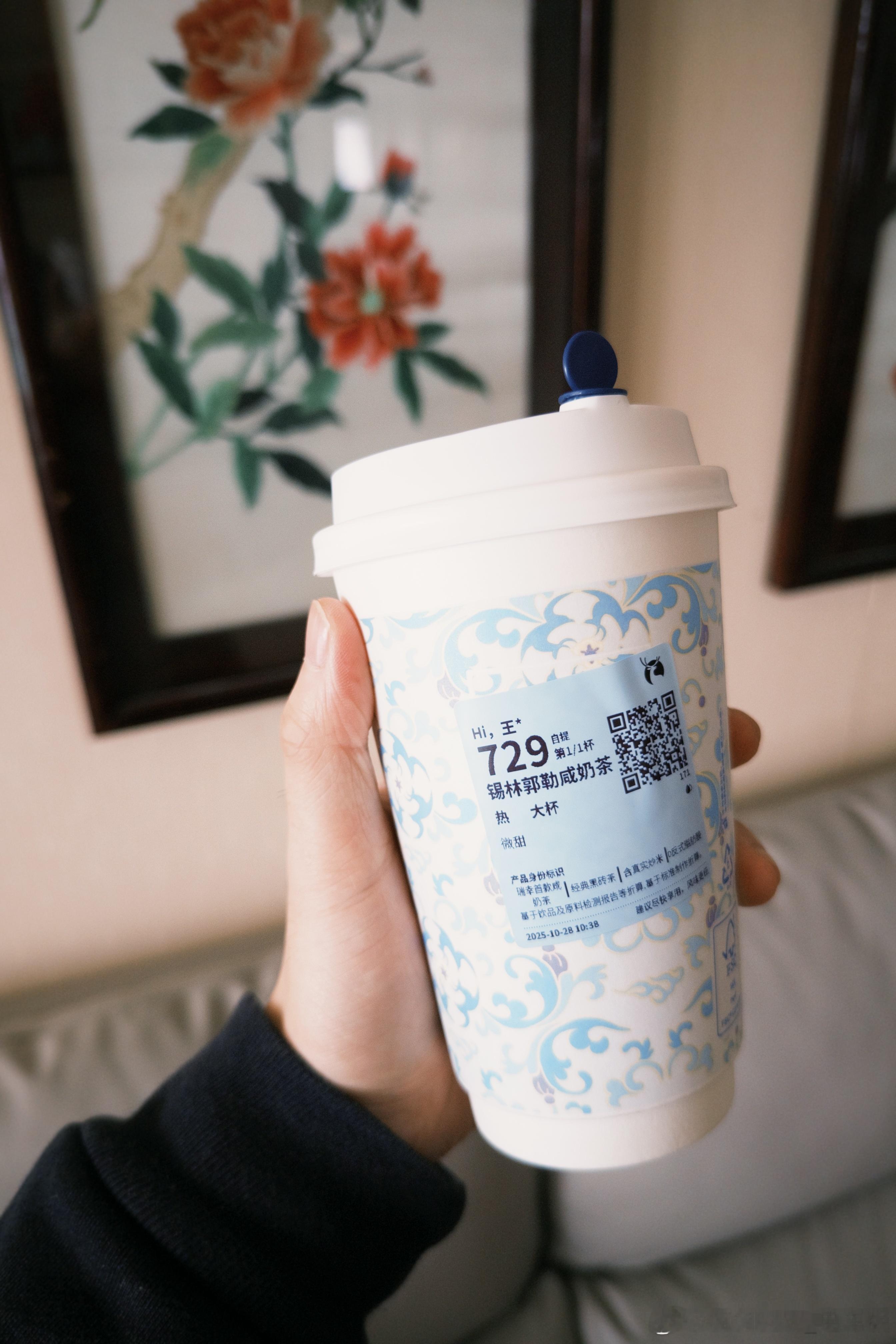 这么多年了终于喝到一个巨好喝的瑞幸新品！！！微糖，温的！！喜欢奶香的朋友可以冲！