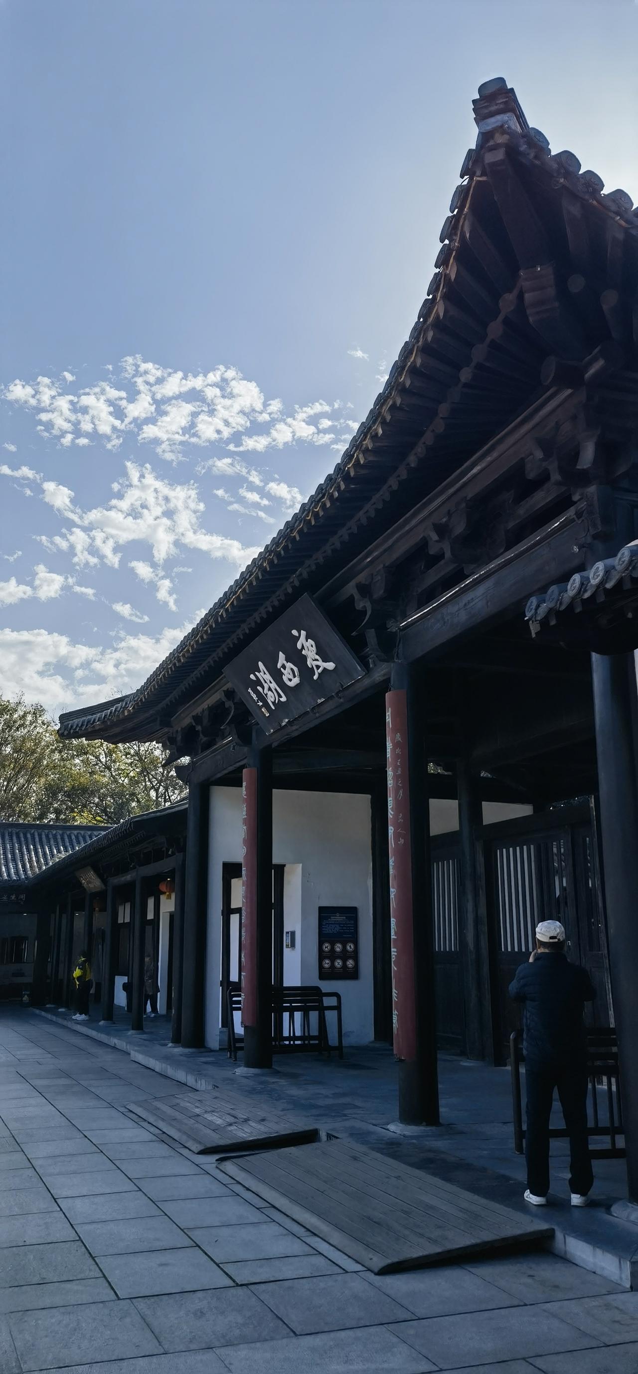 昨天从瘦西湖归来，秋日的扬州瘦西湖，真是一幅天然的绝美画卷。我来出个上联：“秋拂