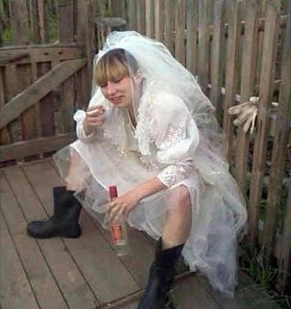 建议zb把左边升级成右边，直接穿着婚纱一屁股赖hvd门口不走了，以他的性格不会不