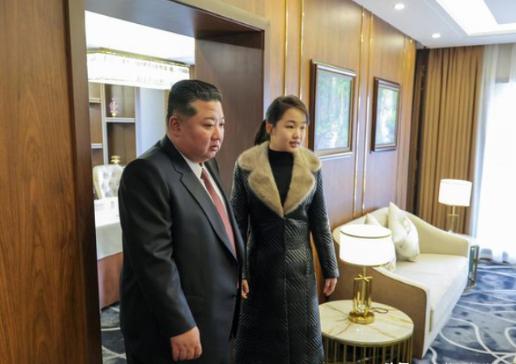 金正恩宣布一个决定，金珠爱现场见证。
 
朝鲜官方媒体今天（12月23日）披露消