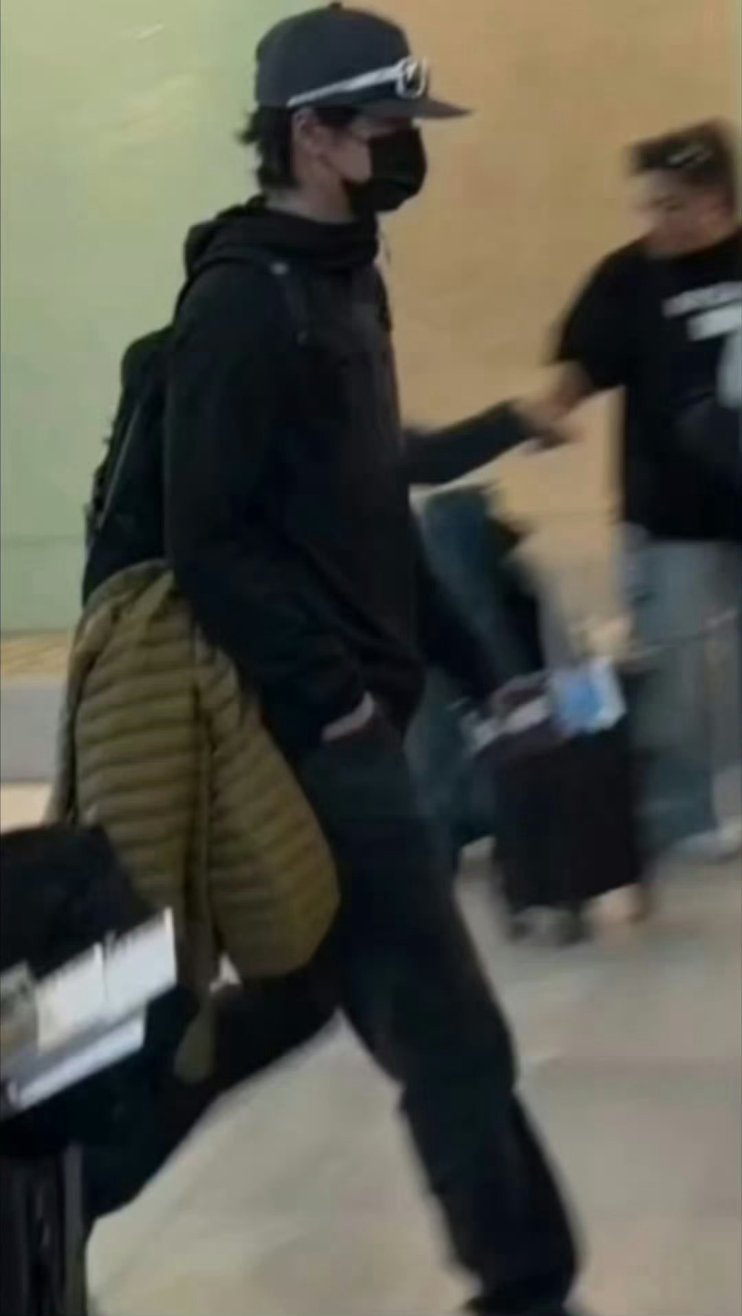 王一博新西兰出发回国路透 王一博新西兰出发回国✈️有个人随便走走就能迷倒一大片帽