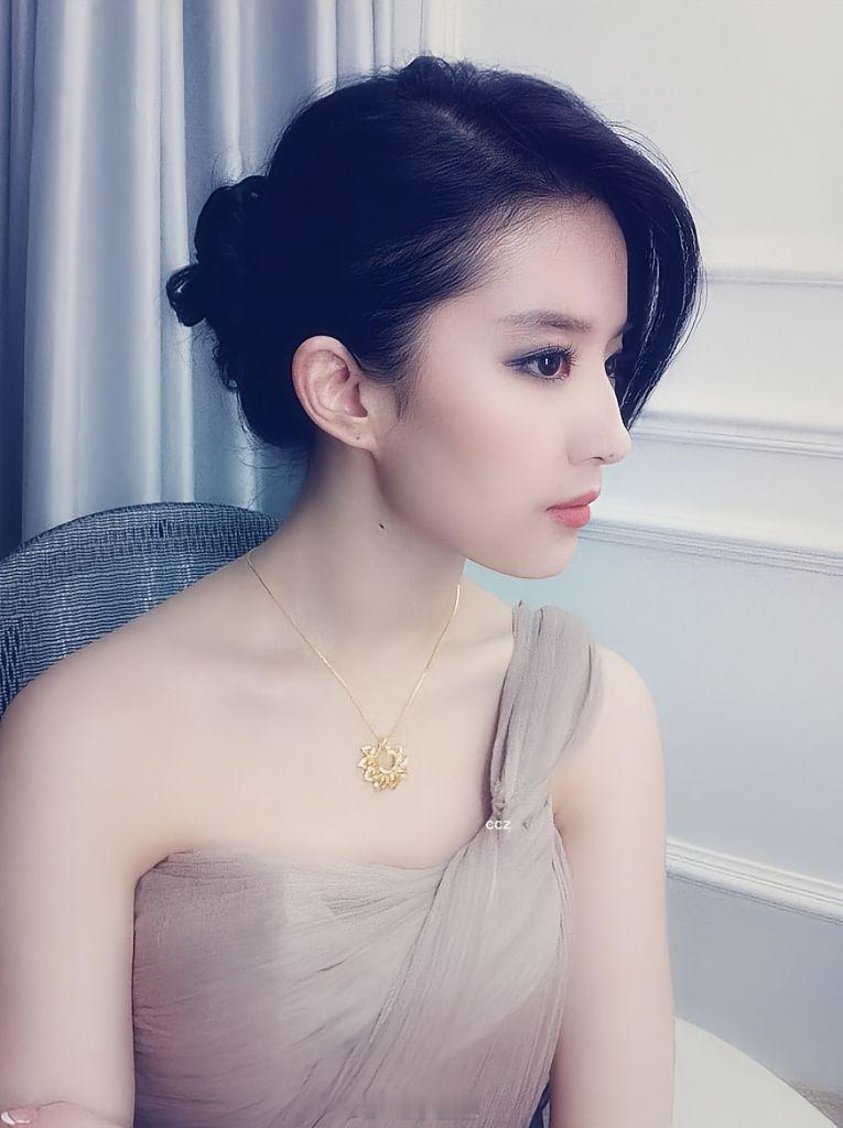 刘亦菲[超话] 经济上行期的姐感美刘亦菲｜｜暑期嘉年华 ​​​
