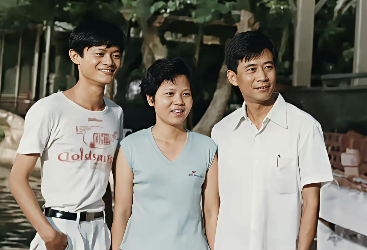 三个人在户外开心地合影。1986年和家人一起的合影，那时候真年轻。认识左边👈?