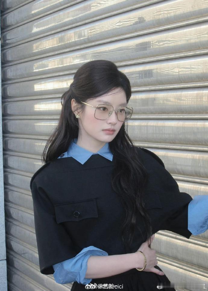 徐若晗 英语老师的即视感 Prada 活动的徐若晗美到犯规！黑色造型衬得她温婉大
