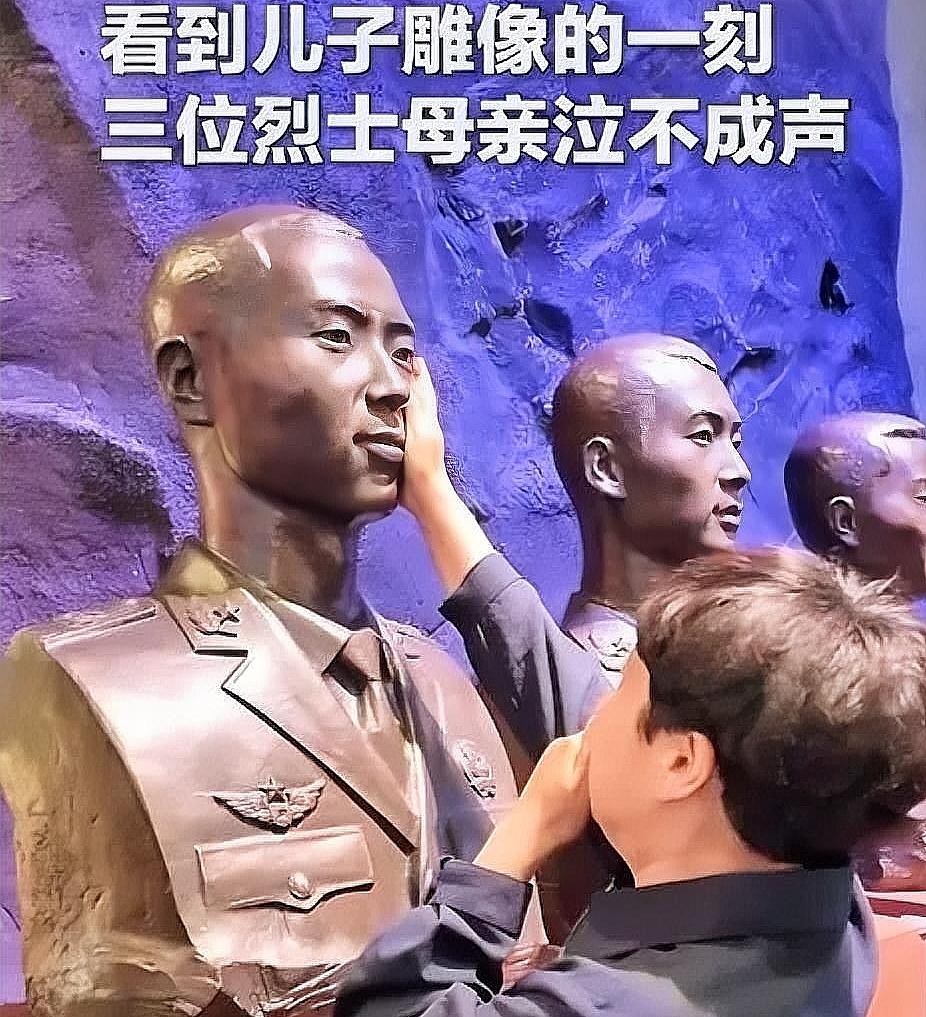三名女子到中国人民革命军事博物馆参观，而在看到3位烈士雕像时，三个人当场就捂着嘴