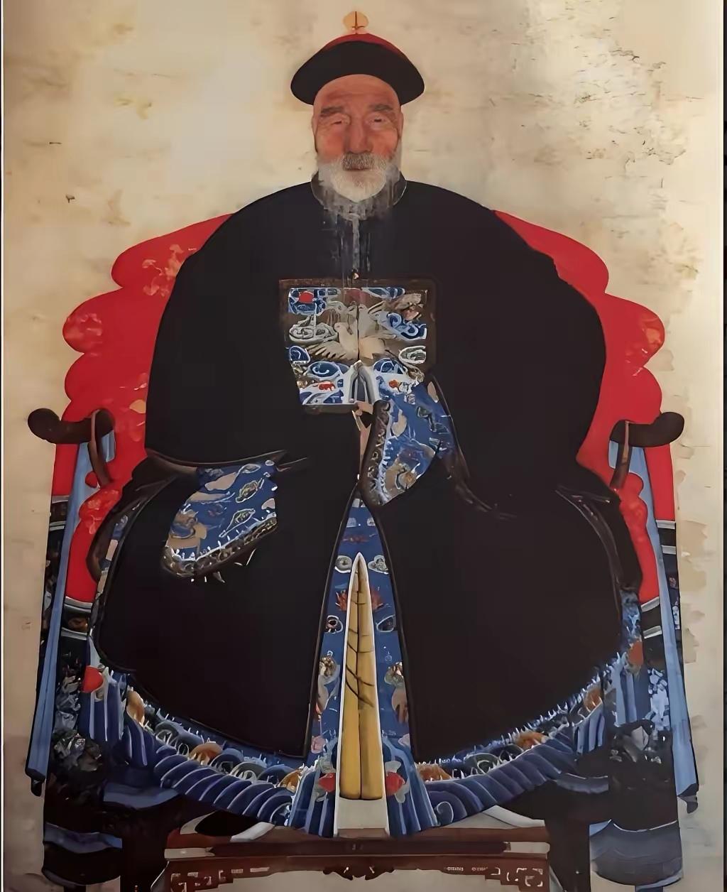 乾隆嫌考生太丑，当场出上联羞辱：“独眼不能登金榜。”满朝大臣捂嘴偷笑。考生不慌不