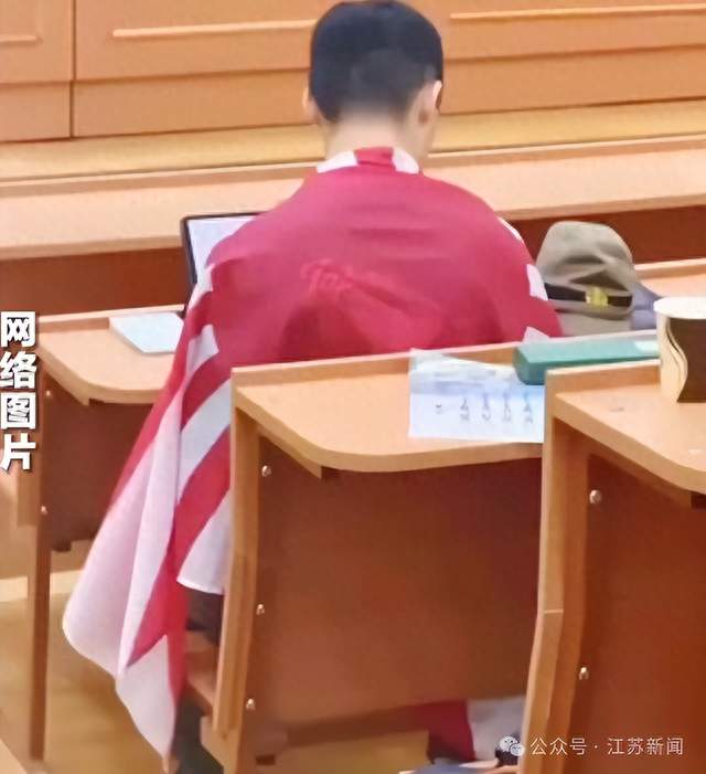 中国留学生在莫斯科大学课堂身披旭日旗，本人鞠躬道歉，钧正平：无论身处哪个国家，为军国主义张目都是对人