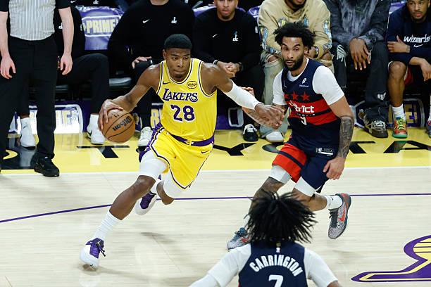 八村塁打先发的效果肯定是比打替补好的，现在八村塁进不了湖人的先发，也是可以理解的