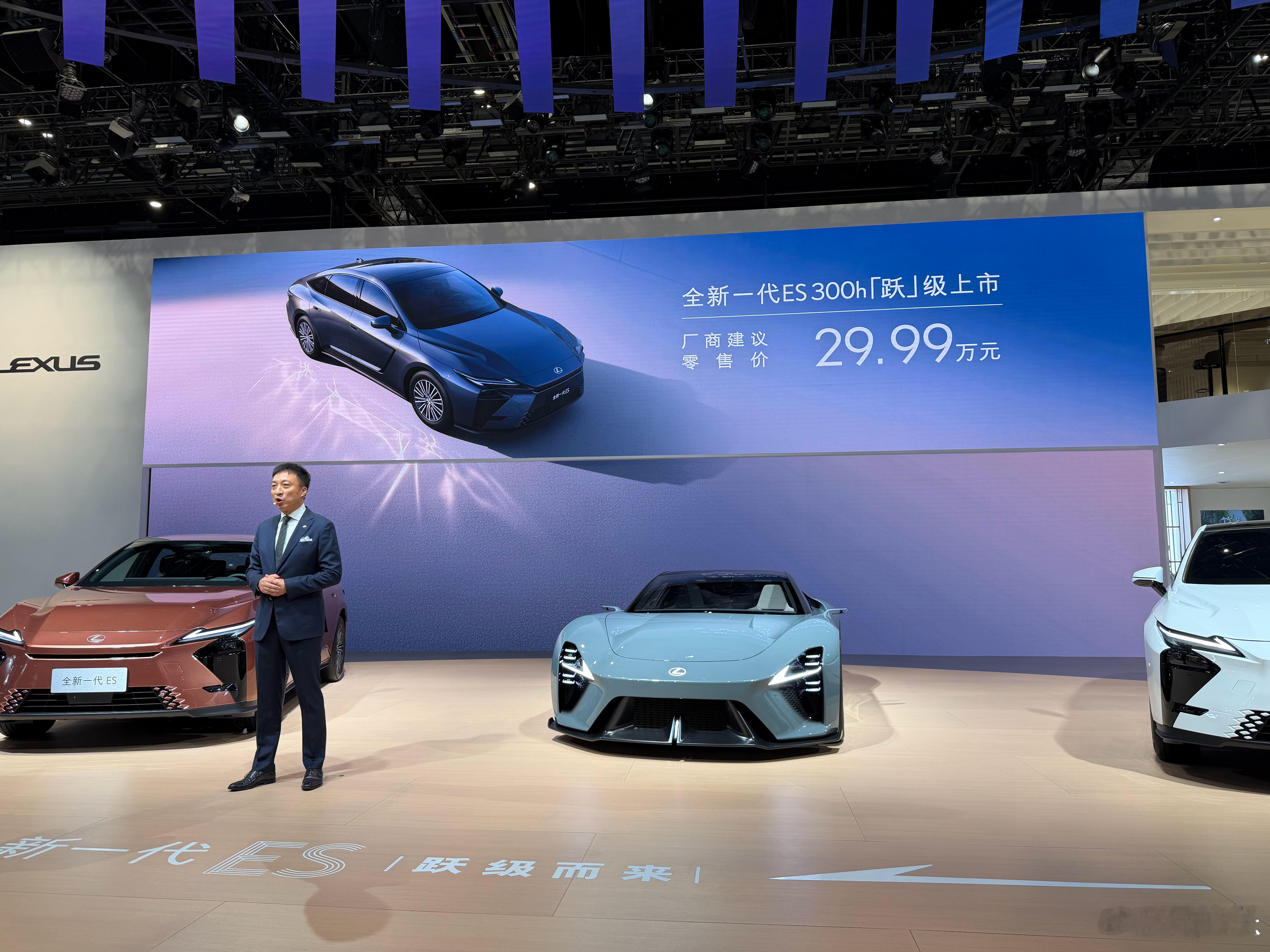 现在买个带座椅通风的五米大雷克萨斯只要2开头了 北京·首都国际会展中心