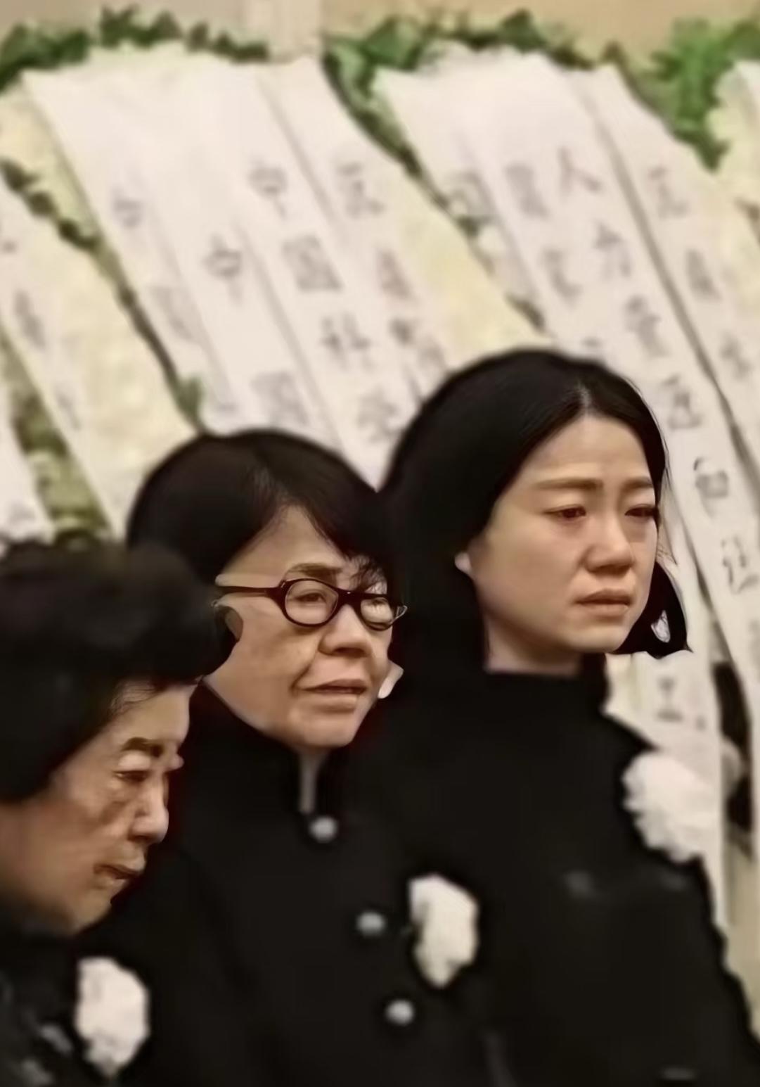所有人里只有翁帆的悲痛是真真切切的吧…
看这站位，翁帆站在了所有亲人的首位，足以