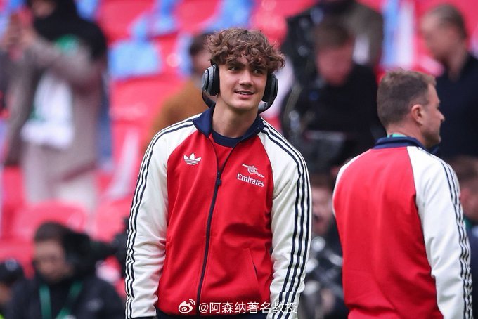 热苏斯接受费迪南德的采访，谈到了小将道曼。"道曼才16岁。他15岁就开始和我们一