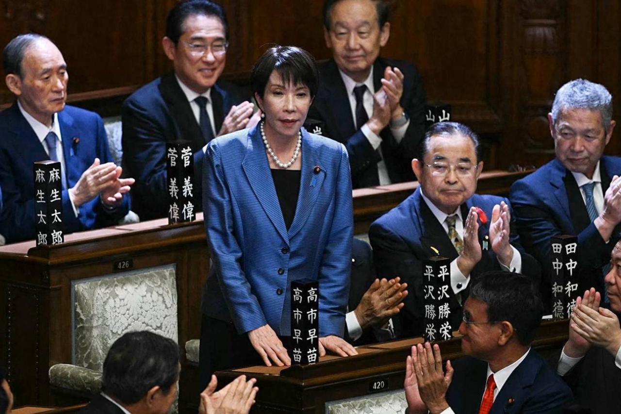 日本宪法施行79年，一次都没改过。核心的第九条写着：永远放弃战争，不保有陆海空军