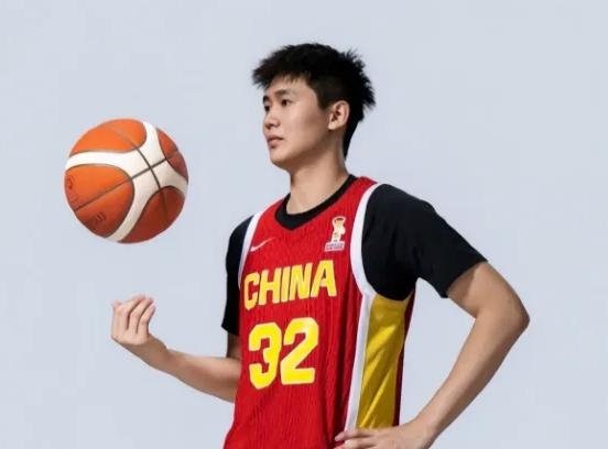 弹无虚发！19岁李悦洲100%命中率轰18分，男篮后场杀出超级新星
 
亚运会小