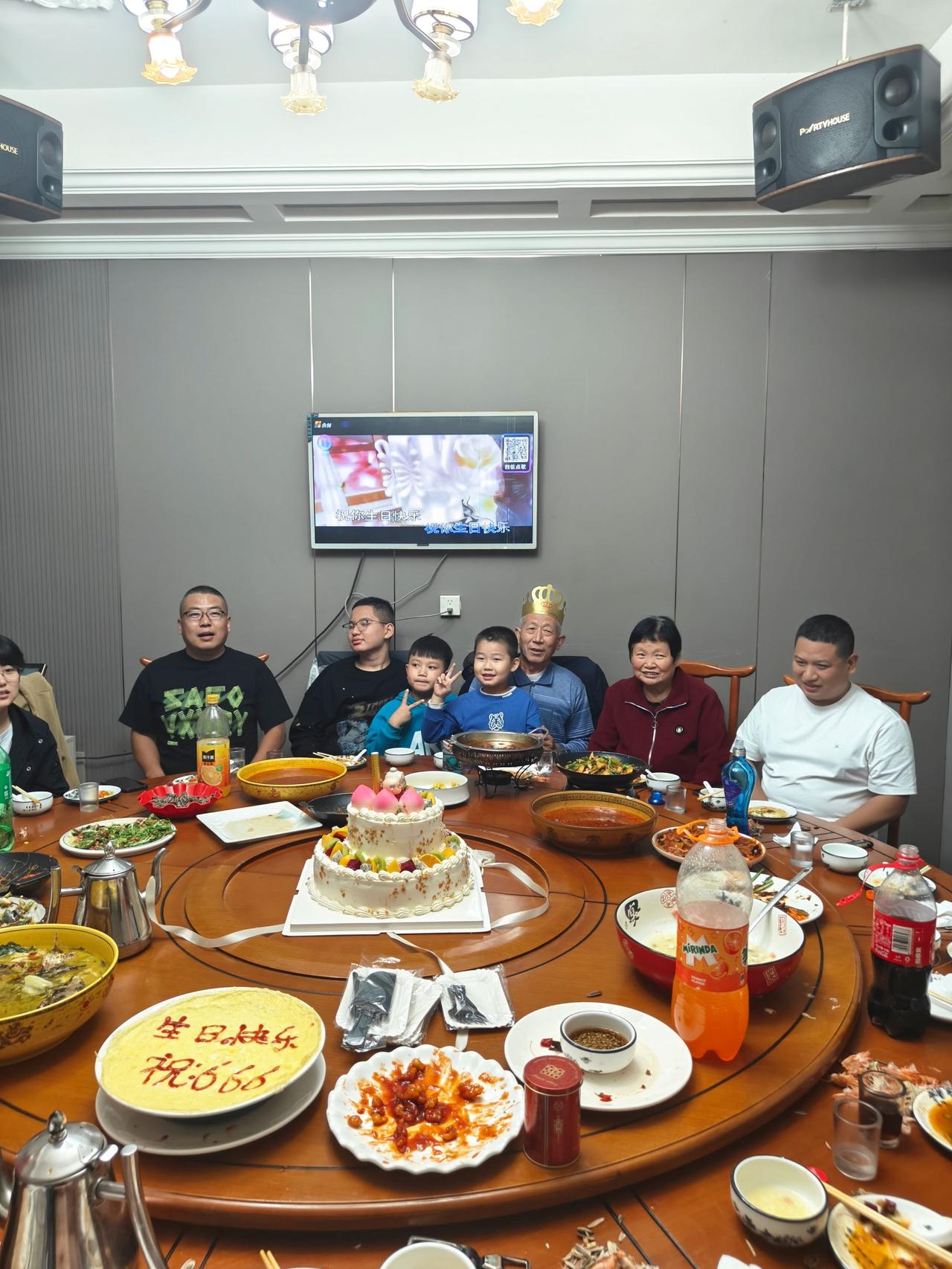 全家团聚庆生日