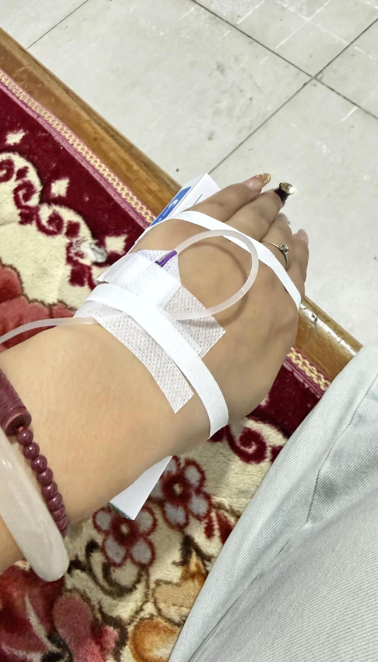 我怎么会分不清这人与人之间的真真假假，只是碍于人情世故和几分薄面而已。知道的不要