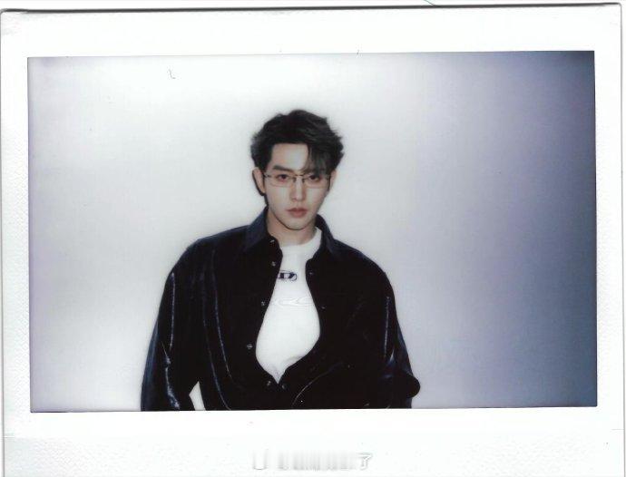 邓为黑框眼镜造型拍立得这谁老公啊这么帅！ 