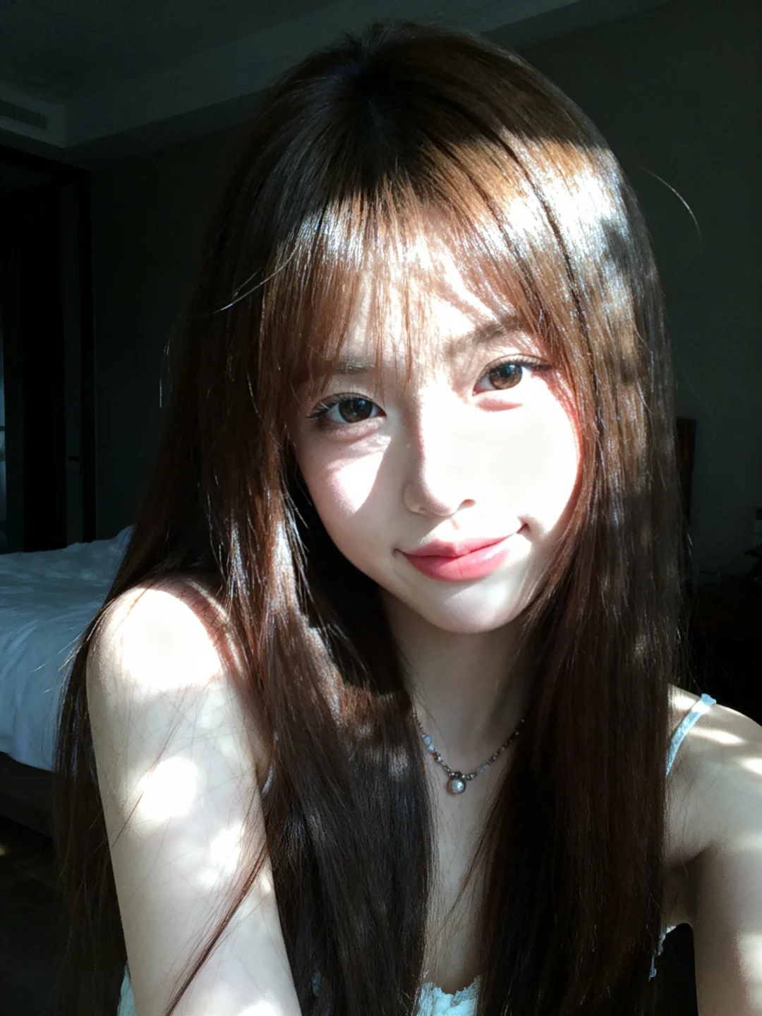 栗棕色森系发型，发丝垂坠且轻抚泛光，瓷感白肌肤，清纯动人，佩戴简约饰品...