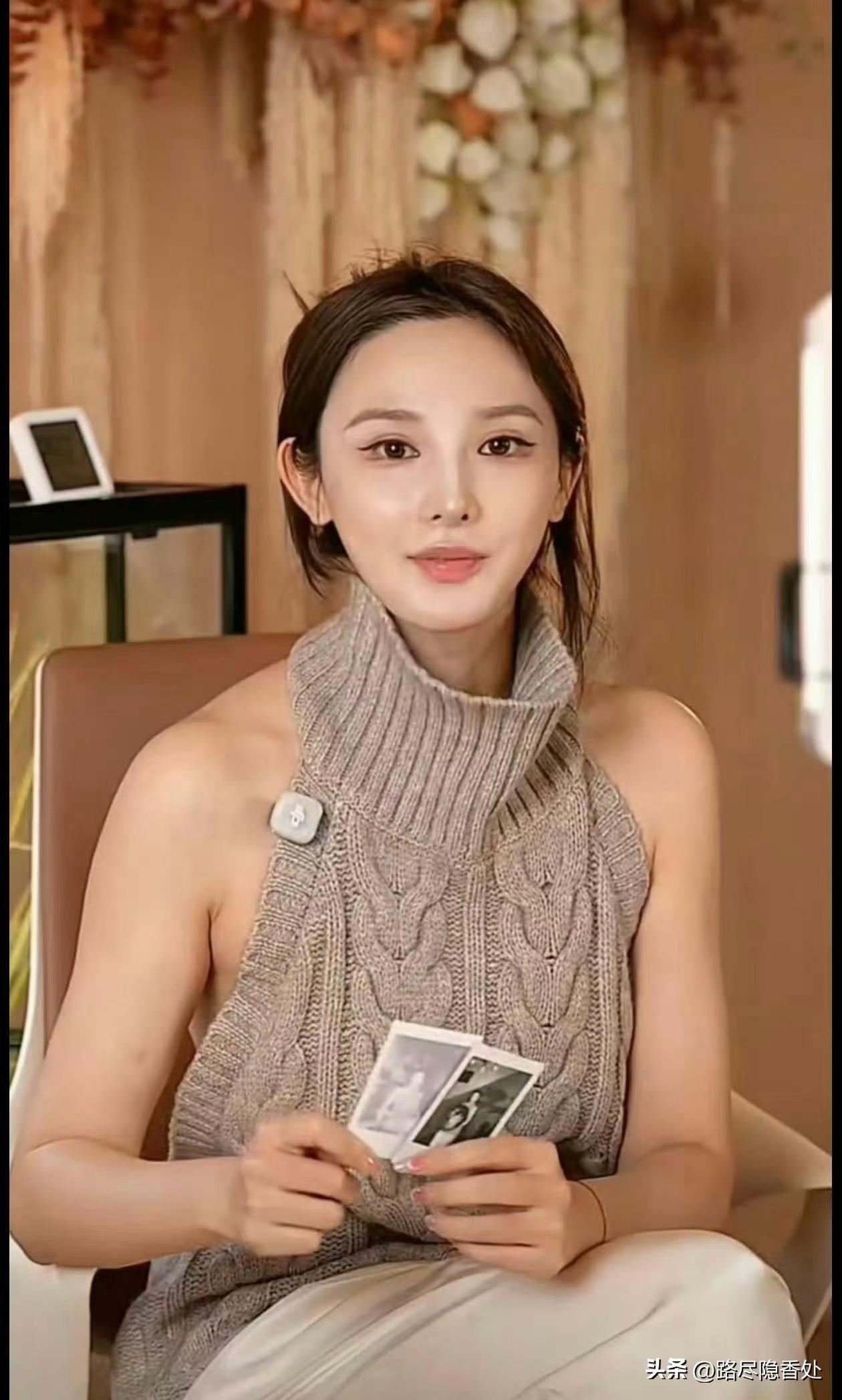 彭小苒直播穿的那件衣服，正面看是挺温柔的高领针织衫，感觉还行。但侧面露得有点多，