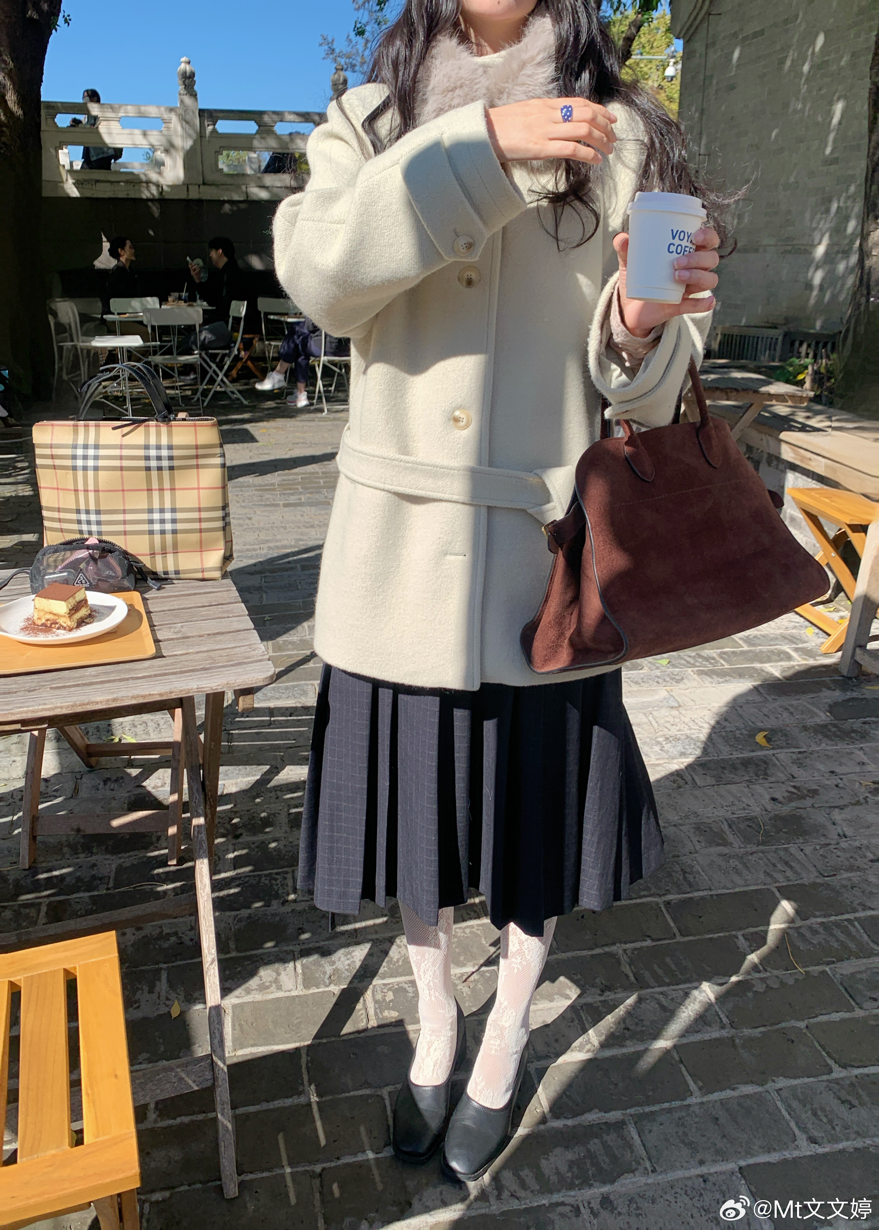 修图修到这件淡淡的绿大衣 🍵真的感觉把人显的好有气质！颜色淡淡的 又很显白 推