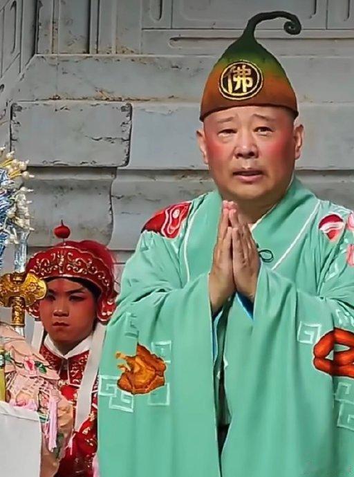 即兴改词惹祸、官方正式立案！郭德纲这场舞台包袱，踩住两条硬性红线

郭德纲7月末