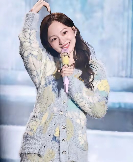 同样都是在演唱会翻唱别人的歌曲。张韶涵的做法就比单依纯好多了。当初她翻唱《阿刁》