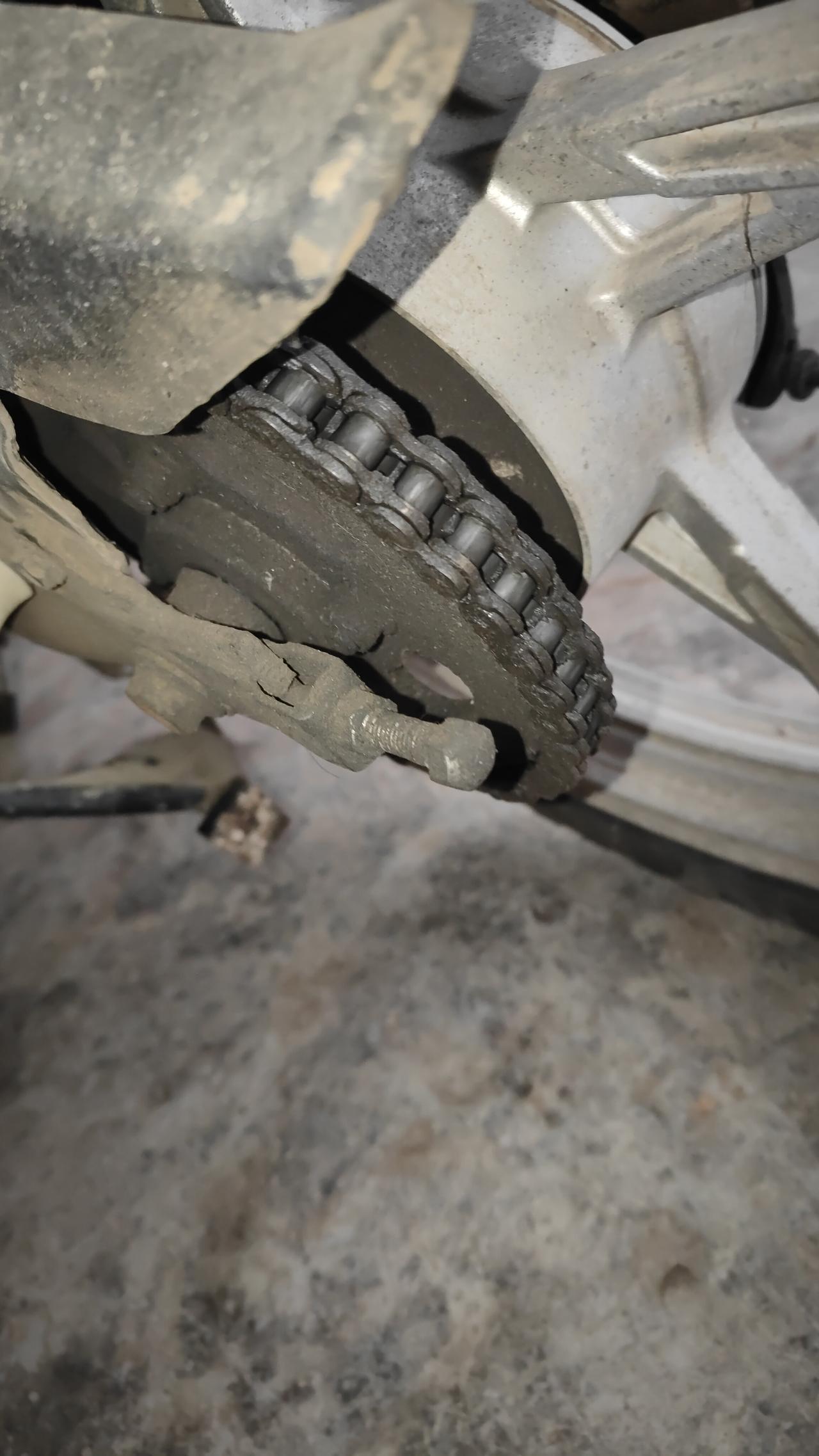 把摩托车的链条
装在汽车发动机上
可以用吗？