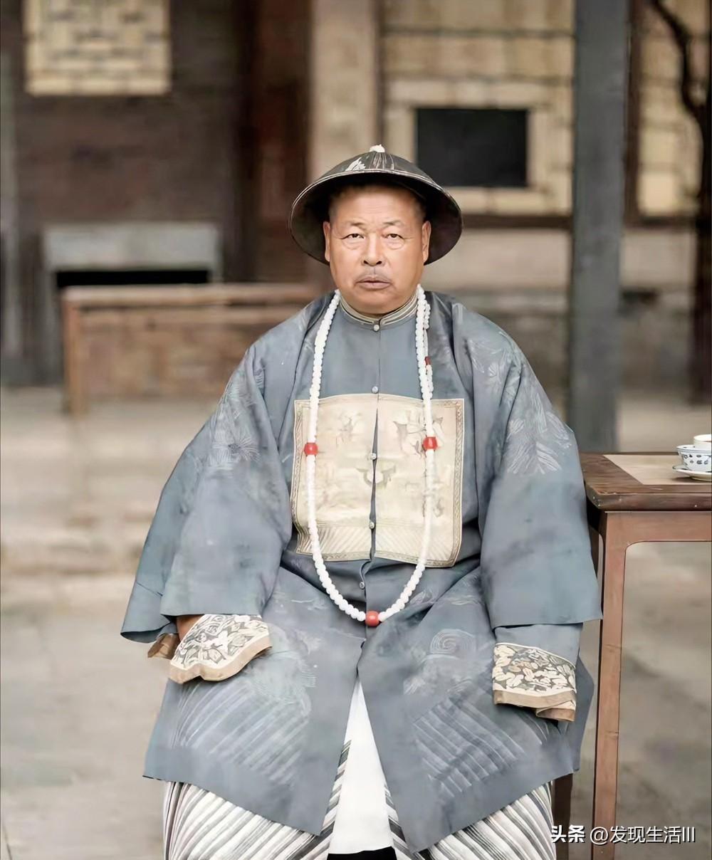 左公的真实容貌，1875年，他在兰州府衙留影，次年抬棺出征。 

照片中的左宗棠