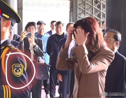 从细节看出诚意！
近日，郑丽文携团赶赴南京中山陵拜谒，在献花环节时，礼仪人员既不