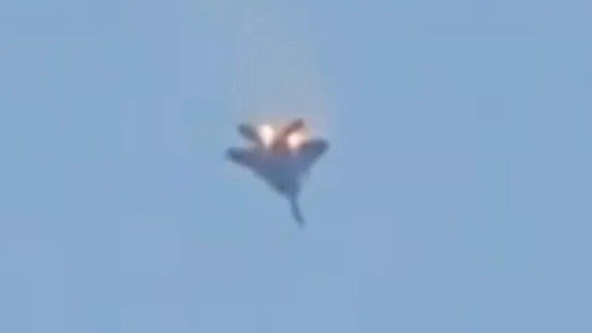 美国中央司令部通报，3架美军F-15E“攻击鹰”战斗机在科威特上空坠毁，初步判断