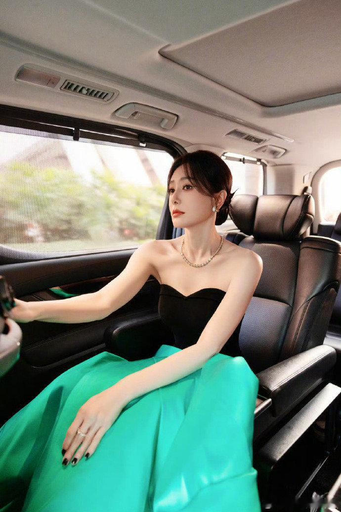 秦岚魏大勋上次被拍是七月秦岚魏大勋在一起三年了七月同框后便低调至今，三年恋情藏得