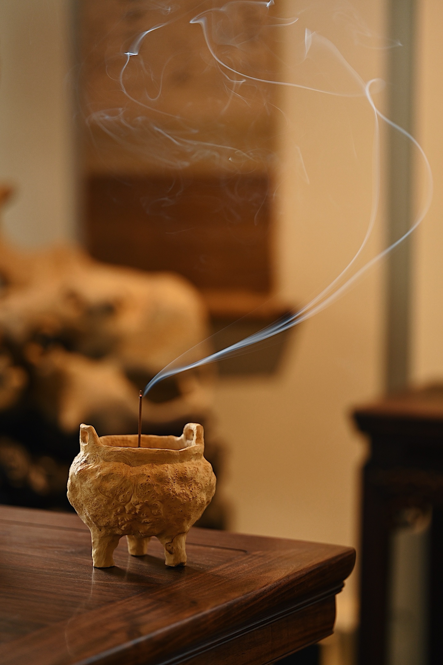 黄杨木瘤疤 | 宝鼎 三足香炉天然黄杨木为材，瘤疤纹理虬结盘错，三足而立，道法自