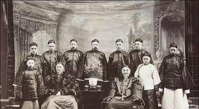 光绪年间，左宗棠疼爱的孙子交友不对路，染上鸦片瘾。老爷子听说后直接下命令，把孙子