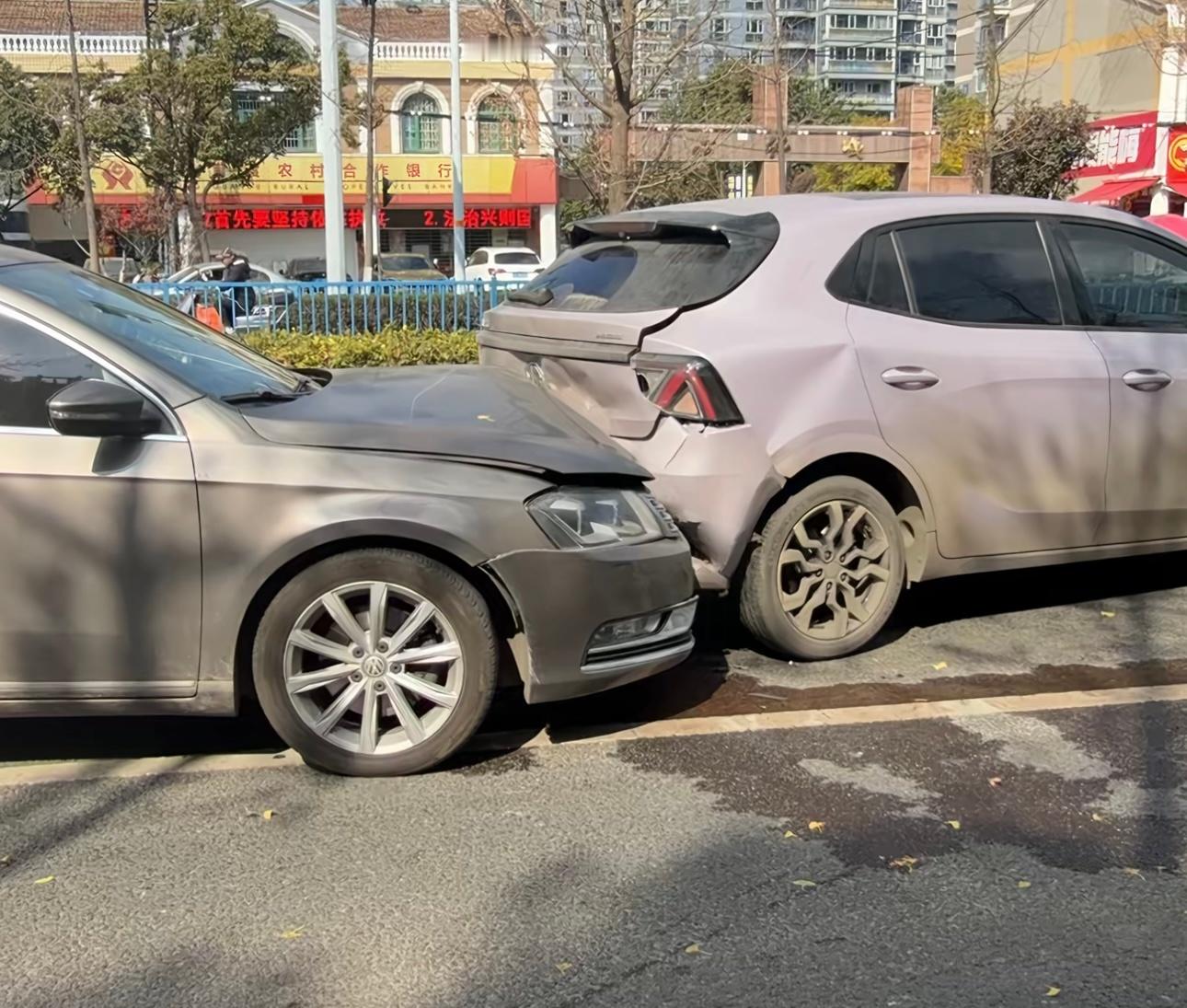 全新MG4确实结实安全全新mg4半固态安芯版全新mg4