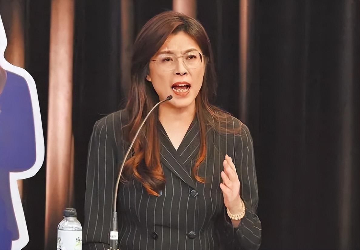 看到有朋友问：为啥在人民大会堂见台湾来的国民党朋友，不安排在台湾厅，反倒搁东大厅