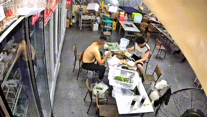 柜子轰然砸落险些夺命，真正救下他的，是大哥半辈子攒下的德行。
 
平日里，这位大