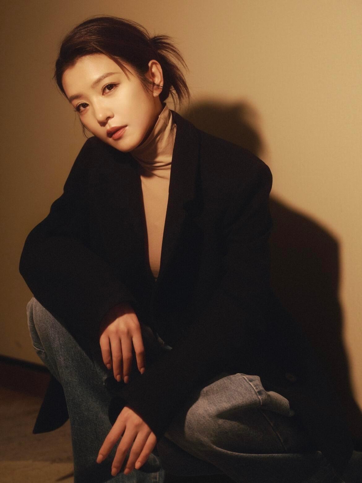 李云霄官宣微博之夜演员、舞台人、盛典嘉宾…李云霄的多重身份拼出完整艺术图景。微博