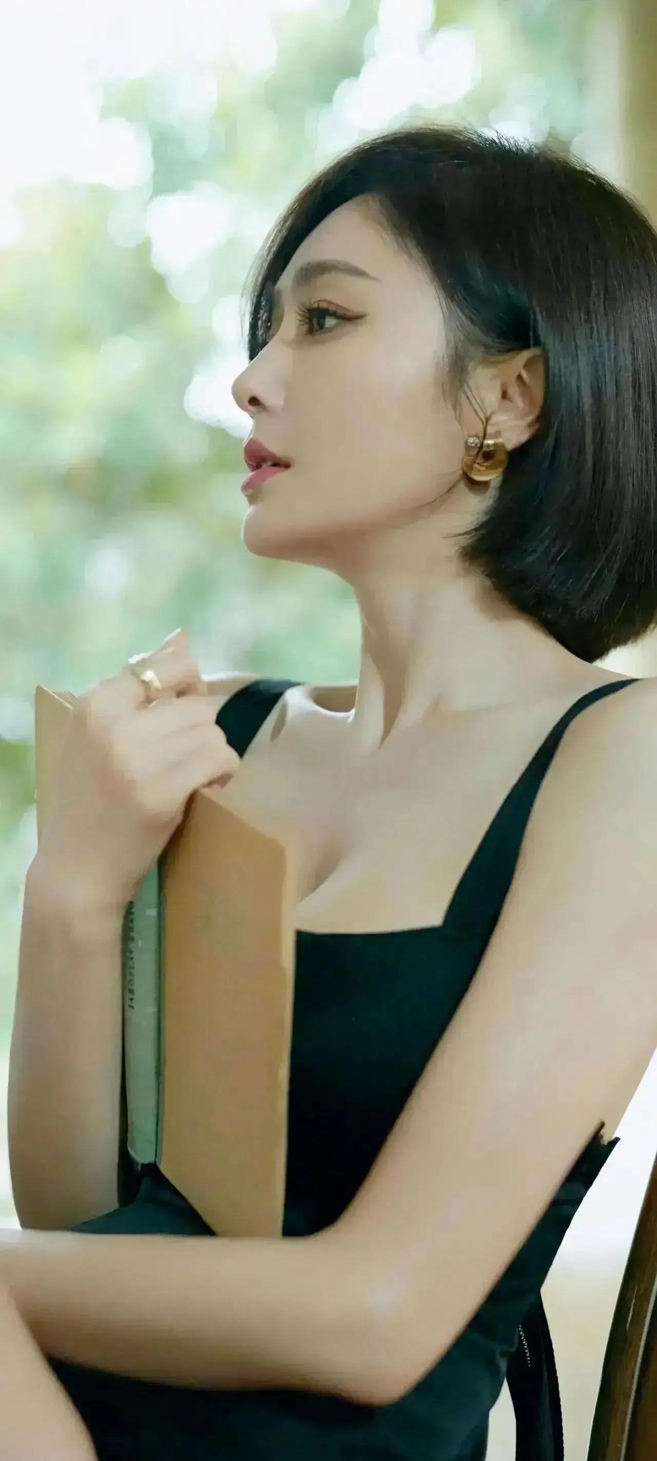 王思聪闷声放大招！100万联手秦岚杀入医美，这波零花钱密码绝了

谁还敢说王思聪