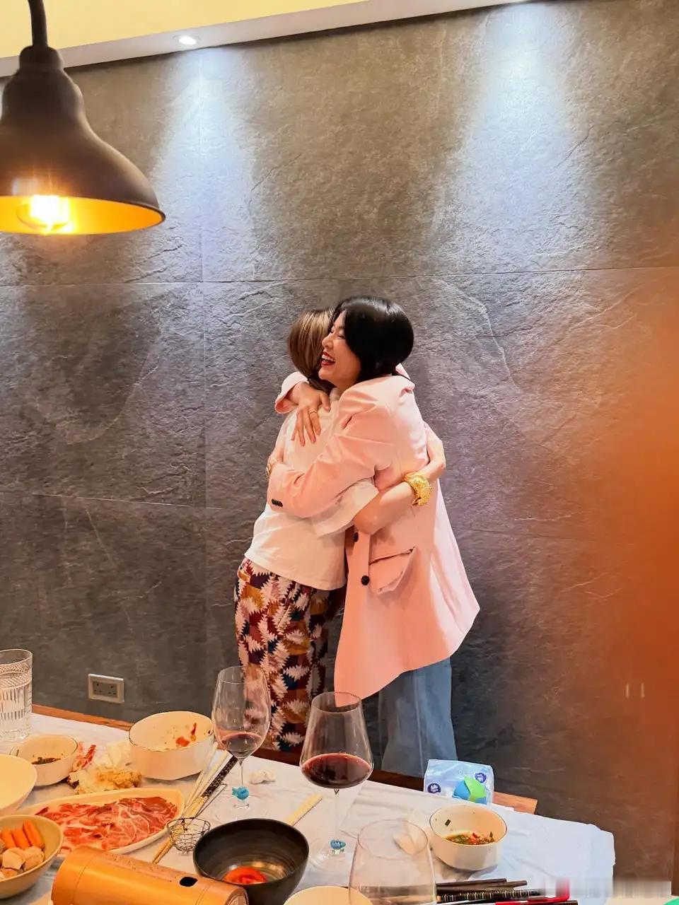 胡定欣新婚獲胡杏兒贈巨型流星錘 身形有變被指孕味濃.胡定欣早前無預警宣布結婚喜訊