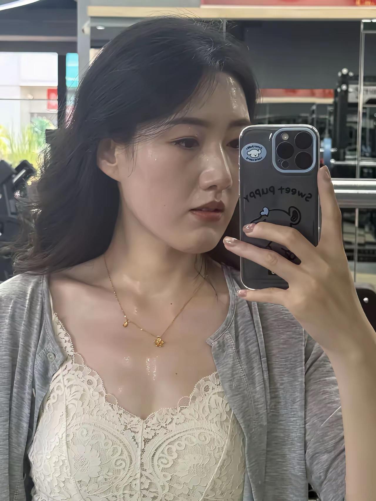 我敢打赌，这阿姨年轻时绝对是美人坯子！