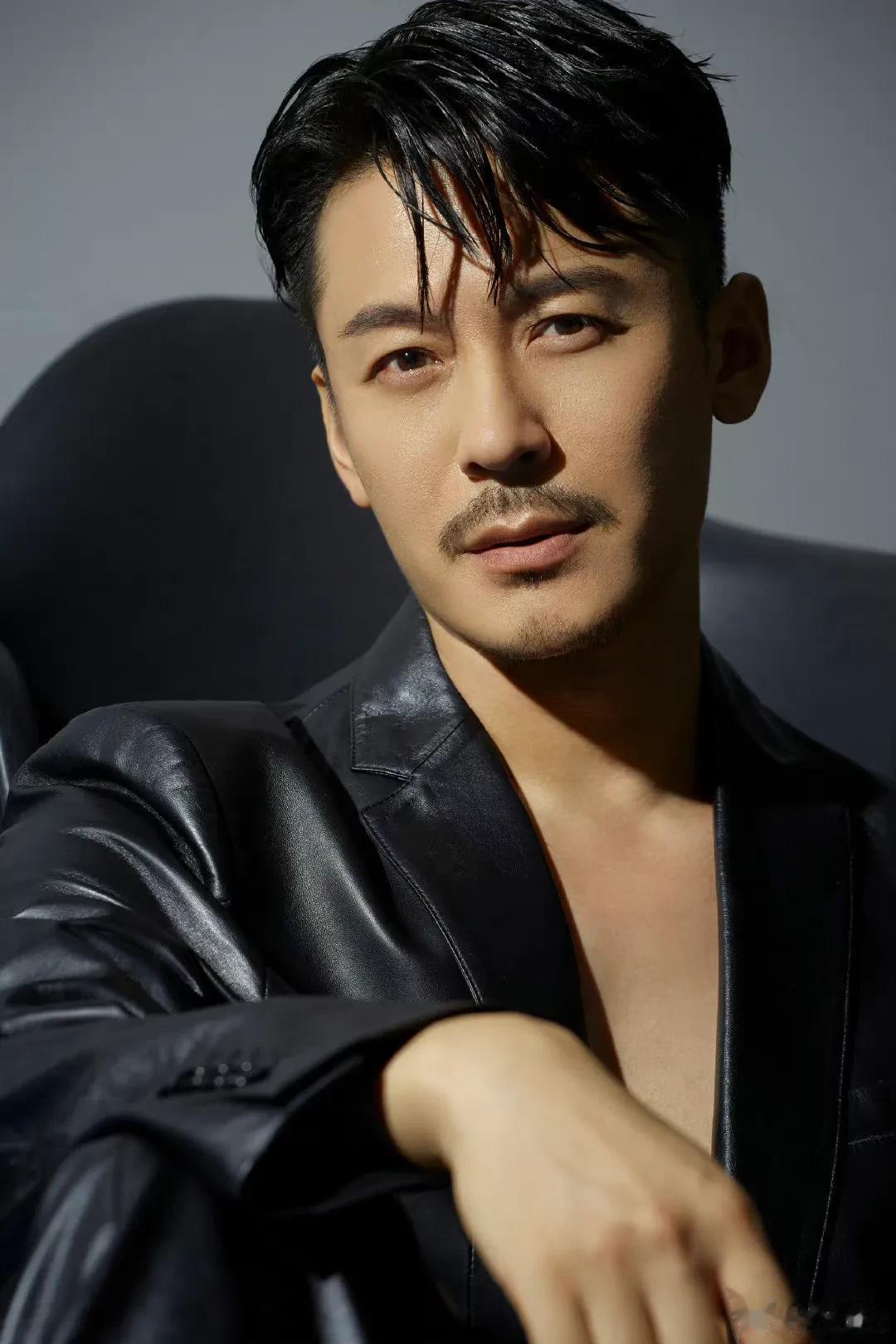 #演员王东家暴# 演员王东，曾经出演过《都挺好》 中的柳青，《克拉恋人》中的沈东
