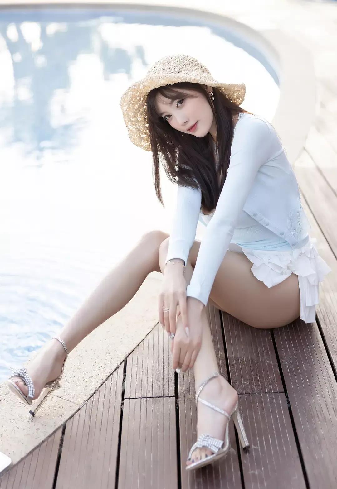 美女长腿，紧身破洞牛仔裤，美若天仙