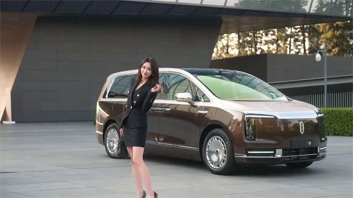 女生沉浸体验尊界V800后排 (1)