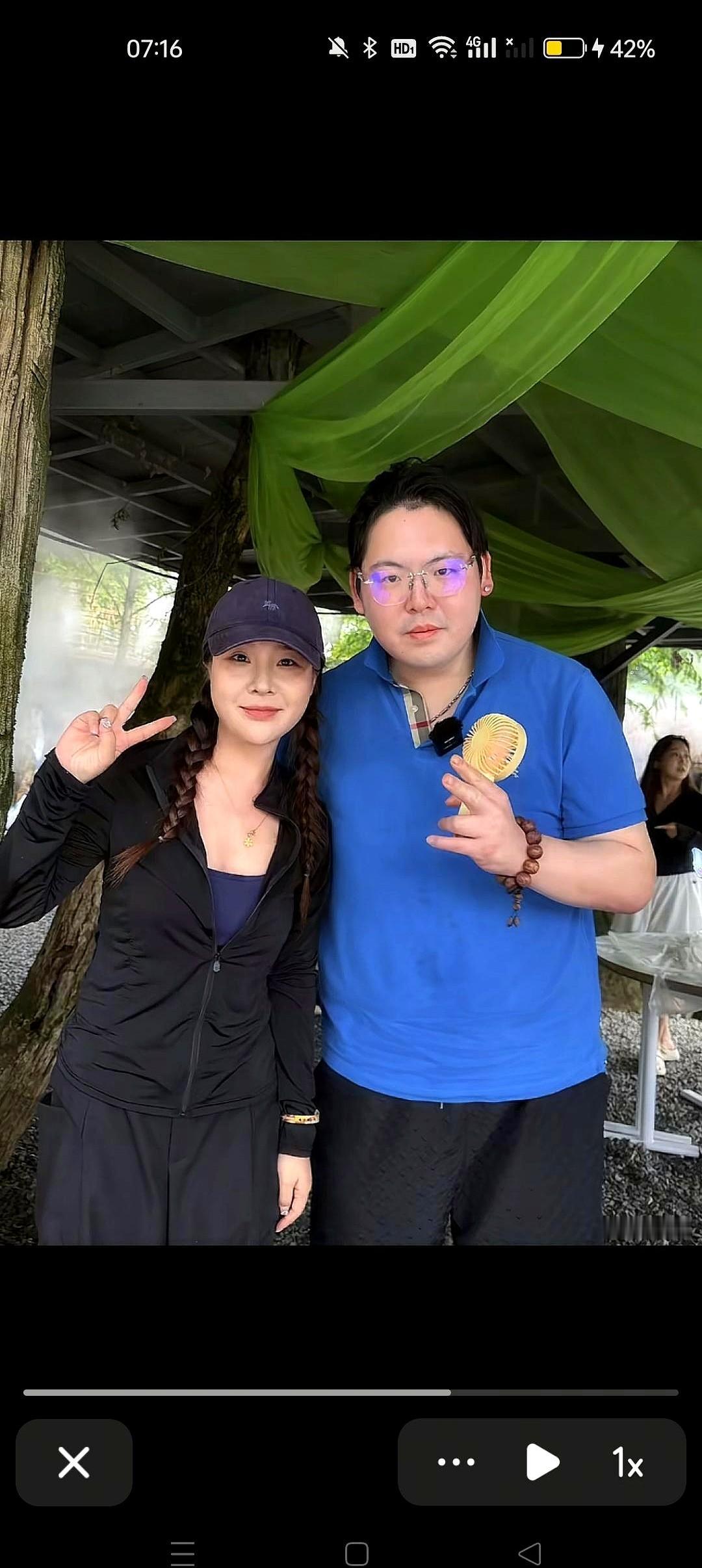 网友偶遇向佑，向佐的弟弟，她说本人好白好嫩，好有亲和力！
那个从小被富养、谁都不