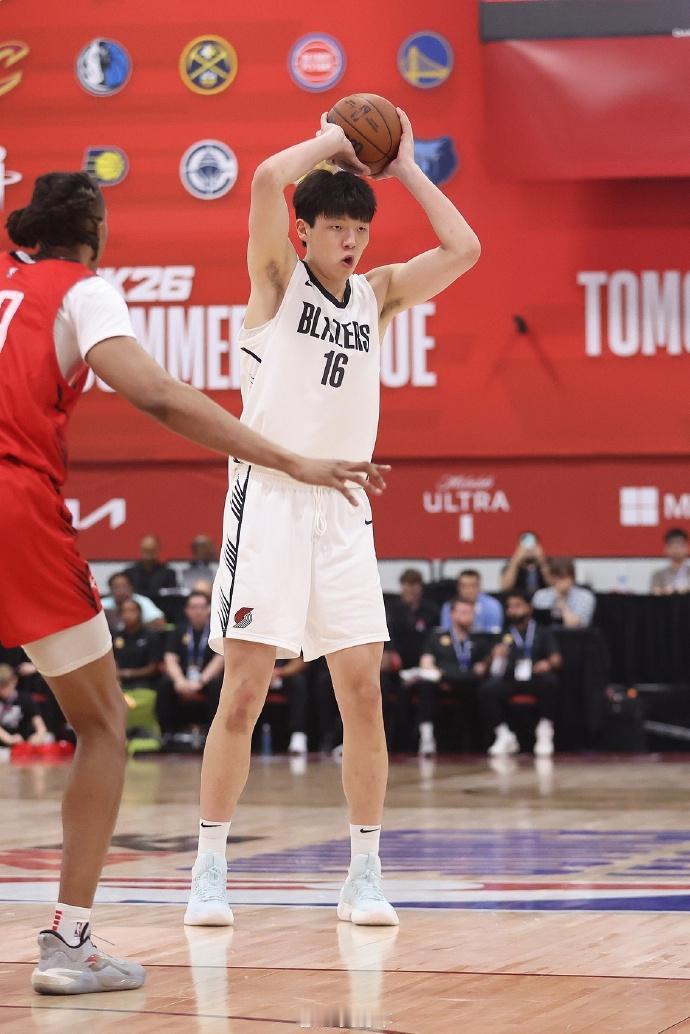杨瀚森生涯前4场夏季联赛数据：

对阵勇士：10分4篮板5助攻1抢断3盖帽
对阵