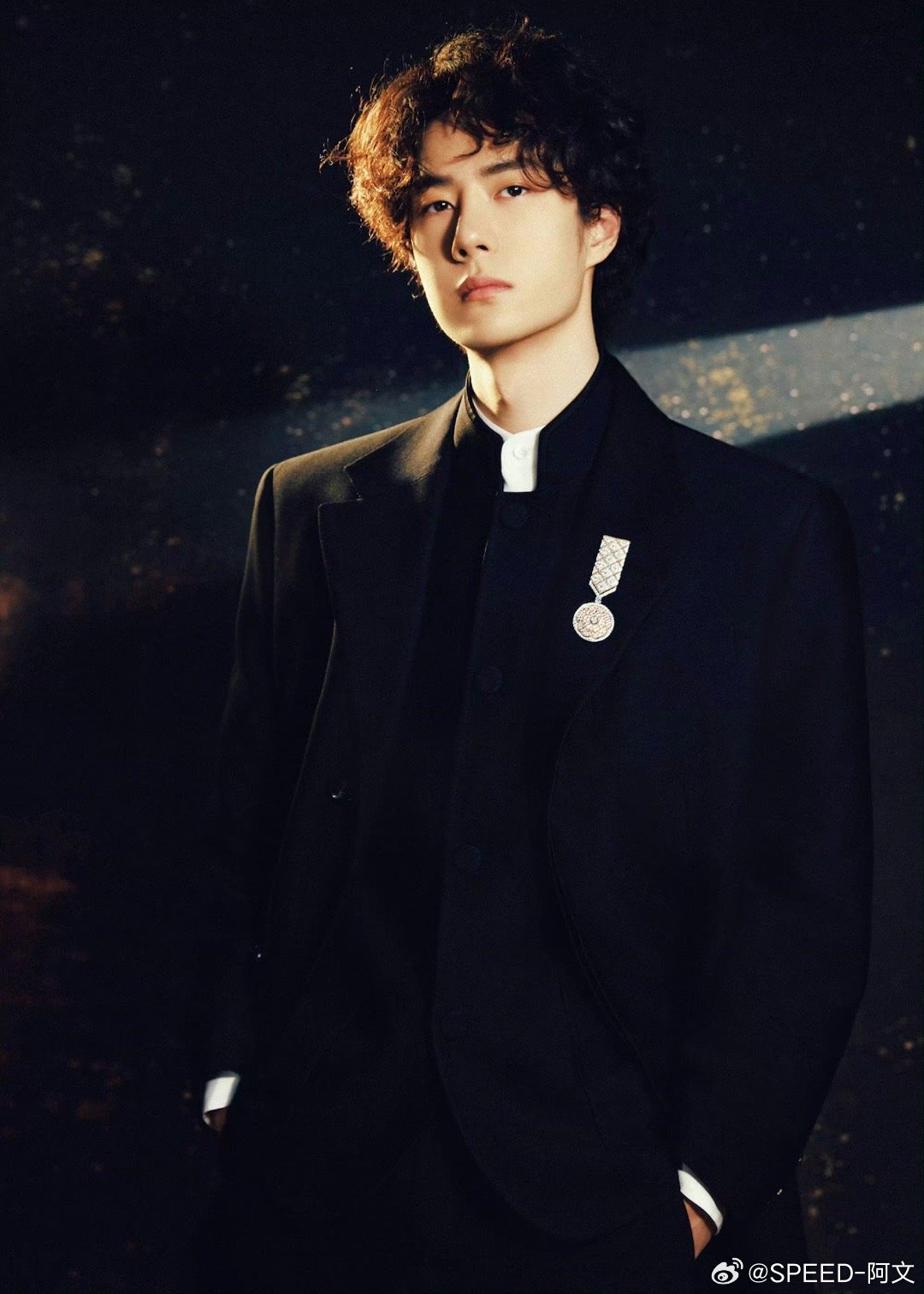 王一博 中山装很多朋友都应该知道王一博其实开赛车也很牛逼所以我用豆包P了同样造型