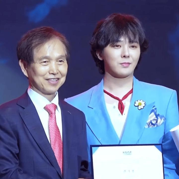 今天我们聚集在这里 是为了一起祝今年继续续约、已经连续三年担任韩国科学院（KAI