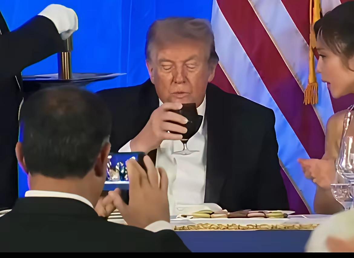 ​美国总统特朗普对可口可乐情有独钟，在每一次宴会上总能看到特朗普来那么几杯可口可