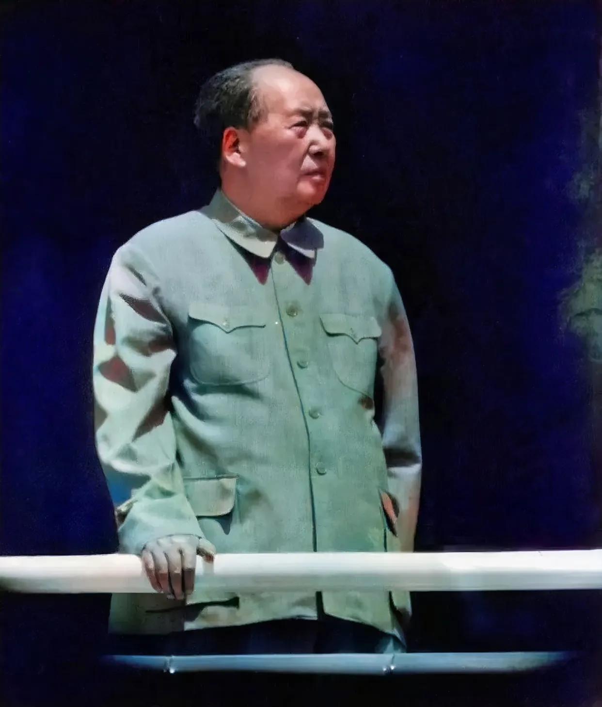 气宇轩昂。
毛主席，人民怀念您。