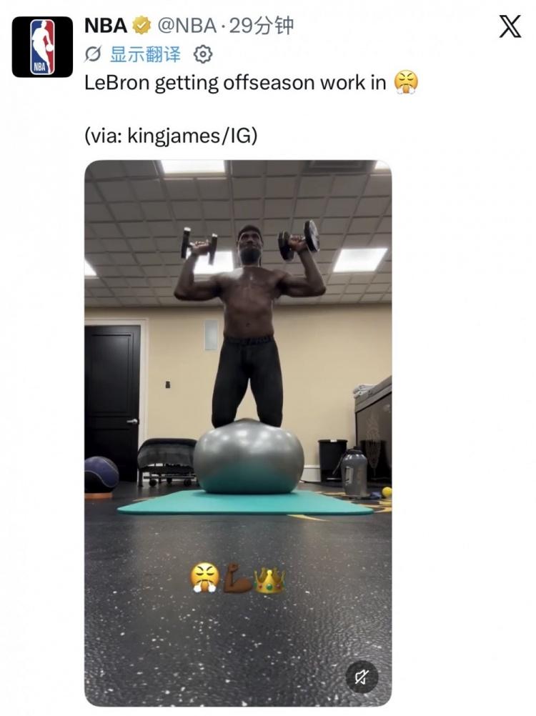 休赛期詹姆斯在健身房苦练，NBA官网忍不住说：这老头确实很刻苦
詹姆斯成为自由球