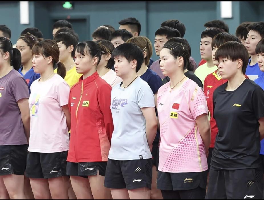 国乒队里的显眼包！孙颖莎的可爱瞬间藏不住啦💕
 
谁能在整齐的队伍里一眼就看到